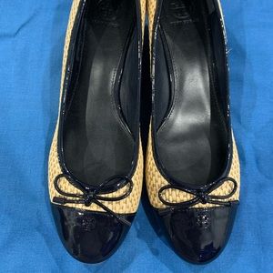 Tory Burch 10.5 shoes with navy blue detail